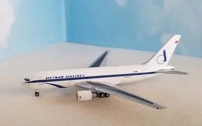Vietnam Airlines Boeing 767-200 VH-RMA 1:400 Aeroclassics