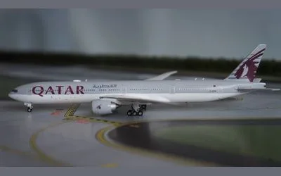 Qatar Airways Boeing 777-300ER A7-BEM 1:400 Phoenix Models