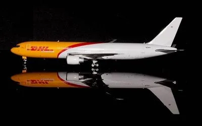 DHL Boeing 767-300F N220CY 1:400 Phoenix Models