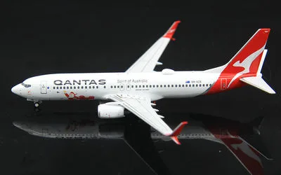 Qantas Airways Boeing 737-800 w/ Scimitar Winglets VH-VZX 1:400 Panda Model