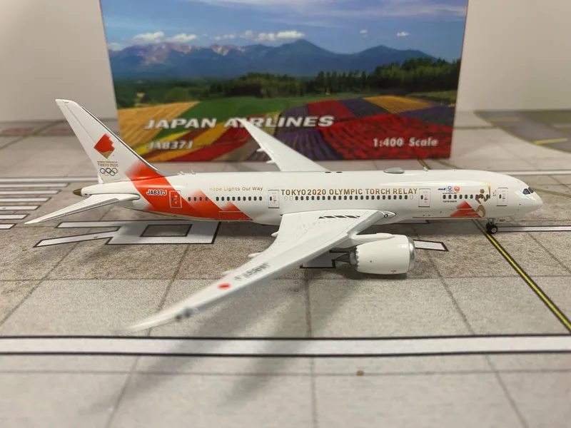 Japan Air Lines (JAL) Boeing 787-8 JA837J 1:400 Phoenix Models
