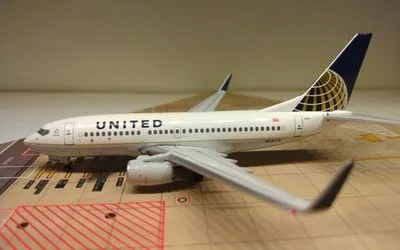 ユナイテッド航空 ボーイング 737-700 w/ Winglets N13718