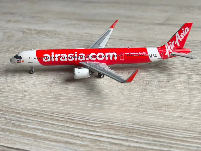 AirAsia Airbus A321neo 9M-VAB 1:400 Phoenix Models