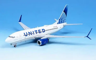 United Airlines Boeing 737-700 w/ Scimitar Winglets N21723 1:200 GeminiJets