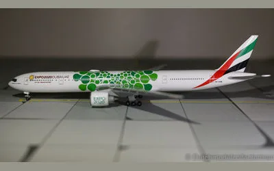 Emirates Boeing 777-300ER A6-ENB 1:500 Herpa