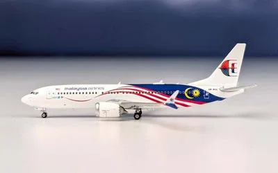 Malaysia Airlines Boeing 737 MAX 8 9M-MVA 1:400 Phoenix Models