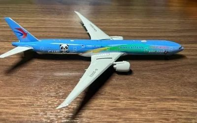 China Eastern Airlines Boeing 777-300ER B-2002 1:400 Phoenix Models