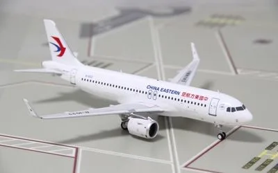China Eastern Airlines Boeing 777-300ER B-1033 1:200 Aviation200