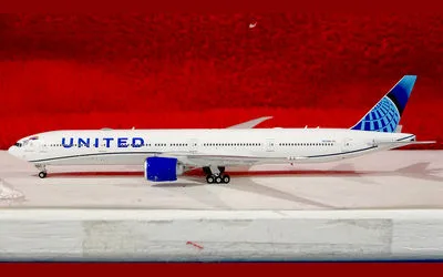 United Airlines Boeing 777-300ER N2749U 1:400 Phoenix Models