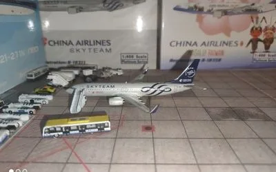 China Eastern Airlines Boeing 737-800 w/ Winglets B-1981 1:400 Panda Model