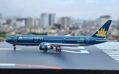 Vietnam Airlines Boeing 767-300 VN-A766 1:400 Phoenix Models