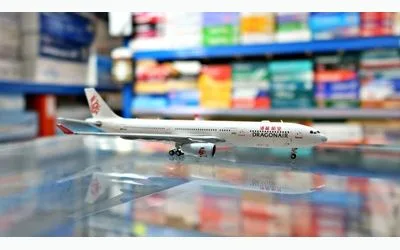 Dragonair Airbus A330-300 B-HLJ 1:400 JC Wings
